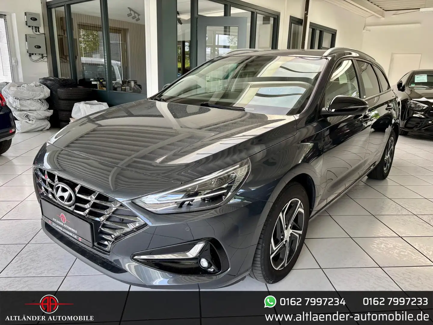 Hyundai i30 cw 1.6CRDi Intro Edition LED*Navi*Digitacho Gris - 1