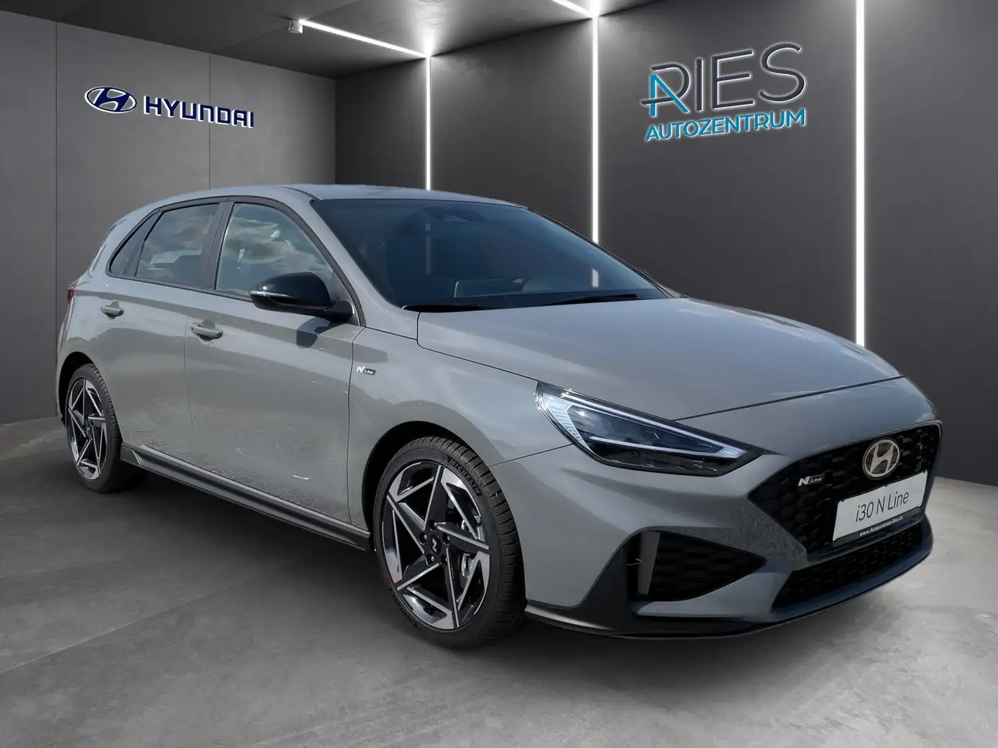 Hyundai i30 1.5 T-GDI KlimaA*LED*SHZ*Standh.*2xKlima Grau - 2