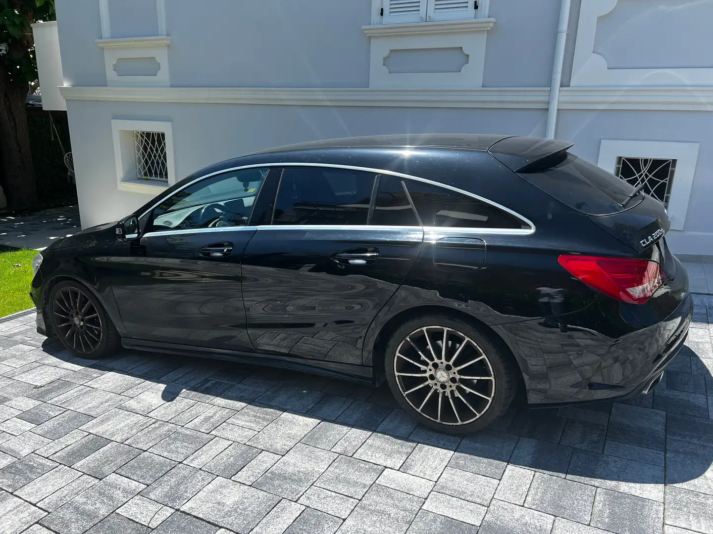 Mercedes-Benz CLA 200 CLA Shooting Brake - d Premium Dark Night auto Nero - 1