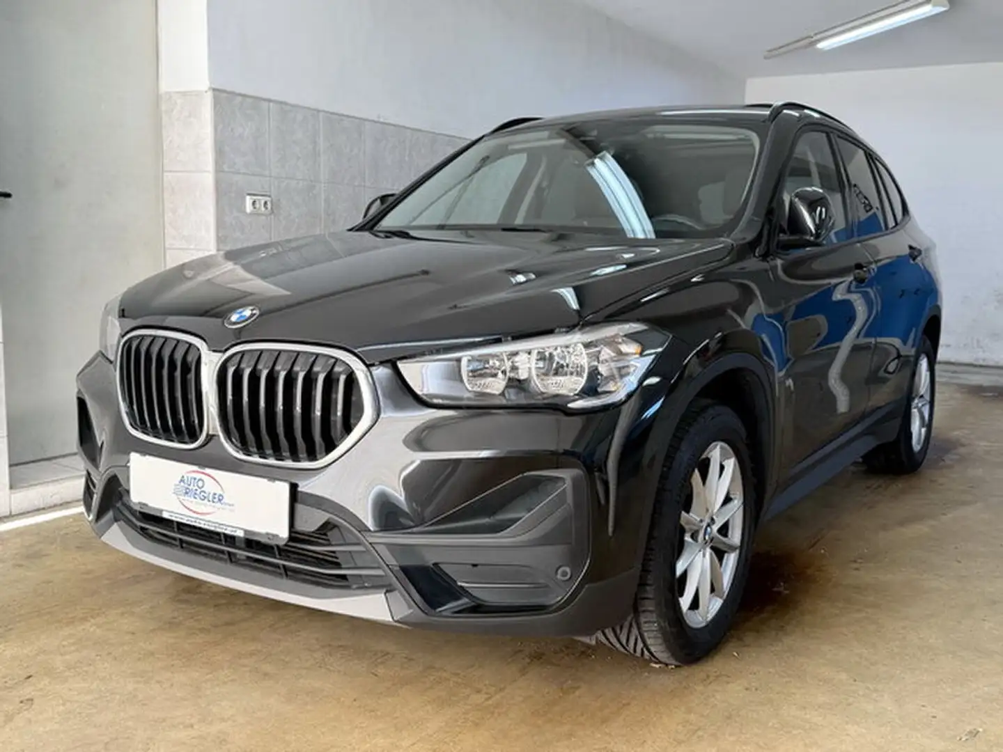 BMW X1 sDrive18d Advantage ''Navi-Sportsitze-Glasdach'' Schwarz - 1