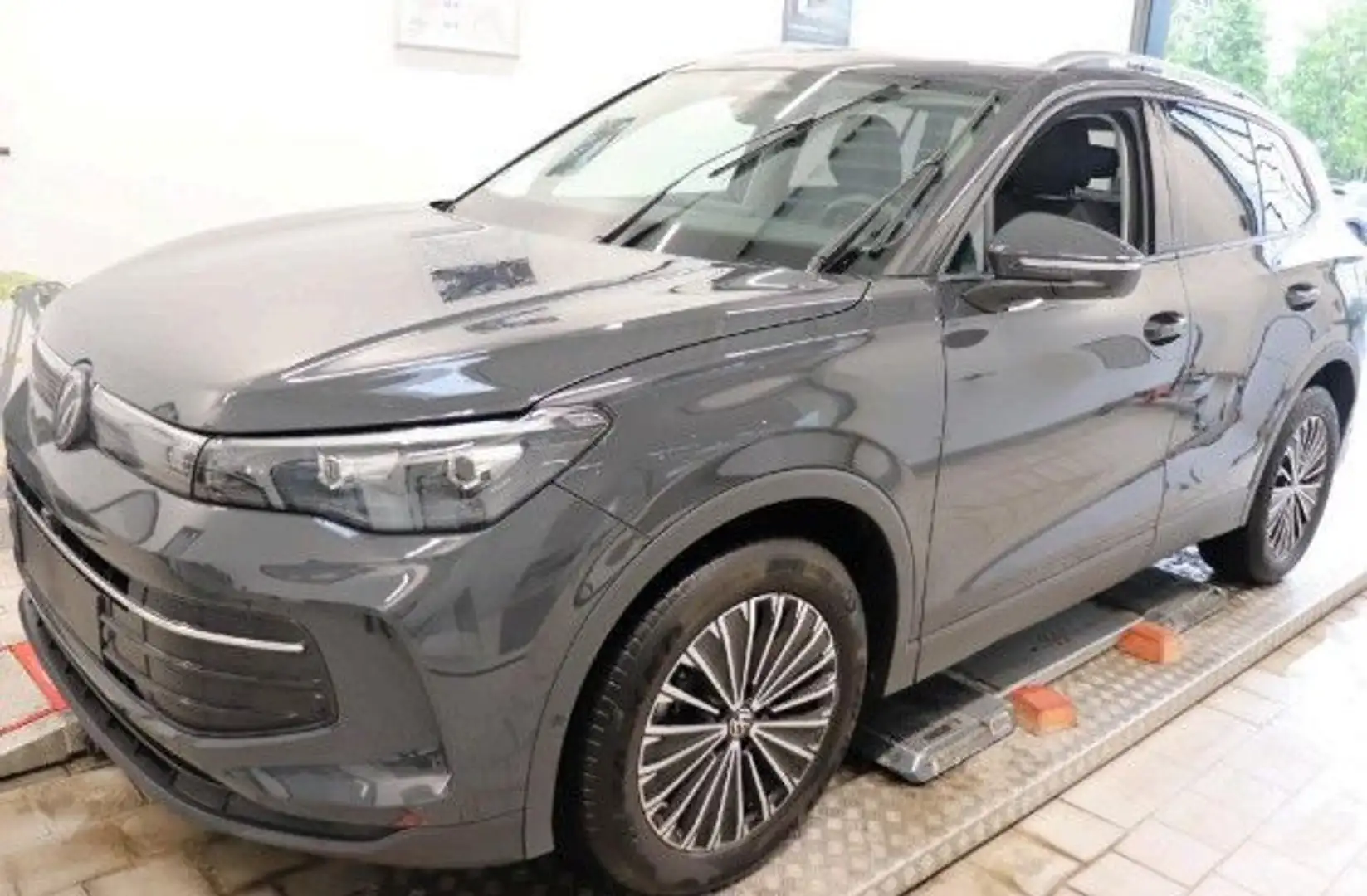 Volkswagen Tiguan 2.0 TDI DSG IQ.Drive AHK Kamera LED-Plus Grau - 2