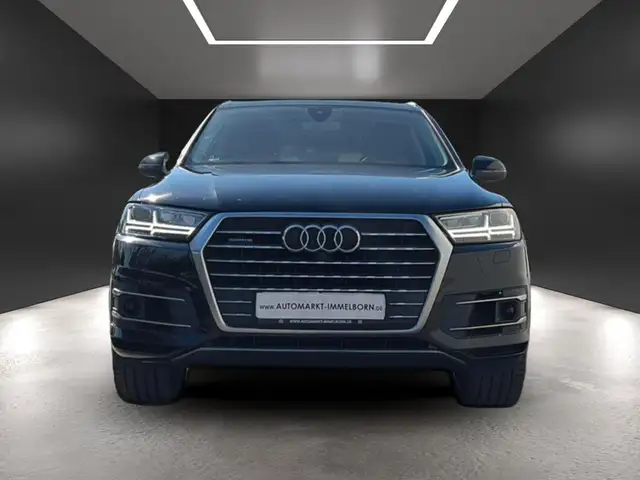 Audi Q7 view 8