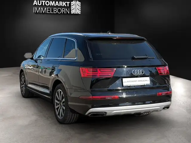 Audi Q7 view 3