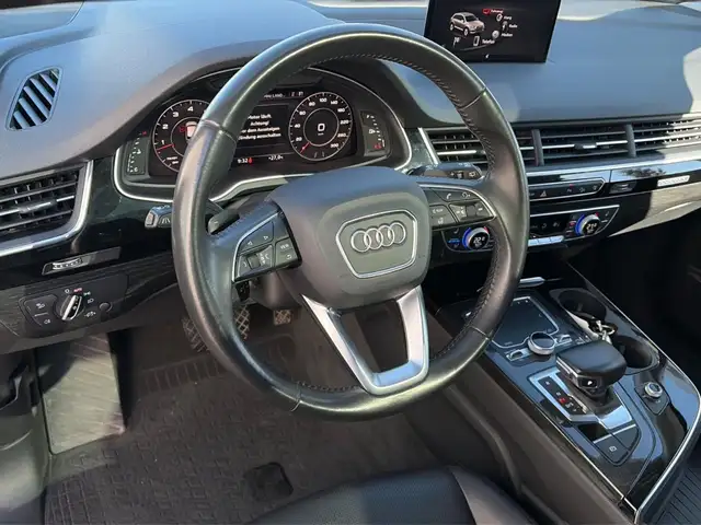 Audi Q7 view 12