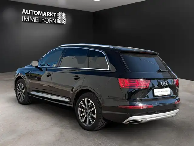 Audi Q7 view 4