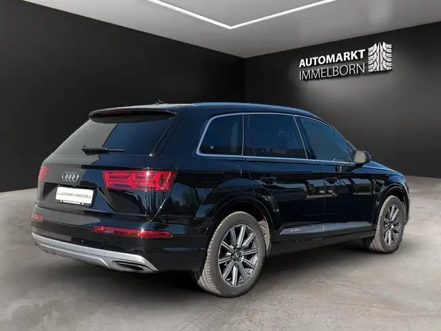 Audi Q7 view 6