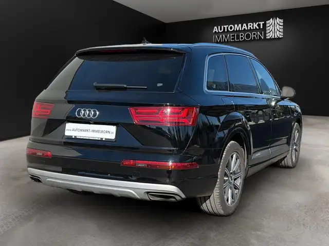 Audi Q7 view 5