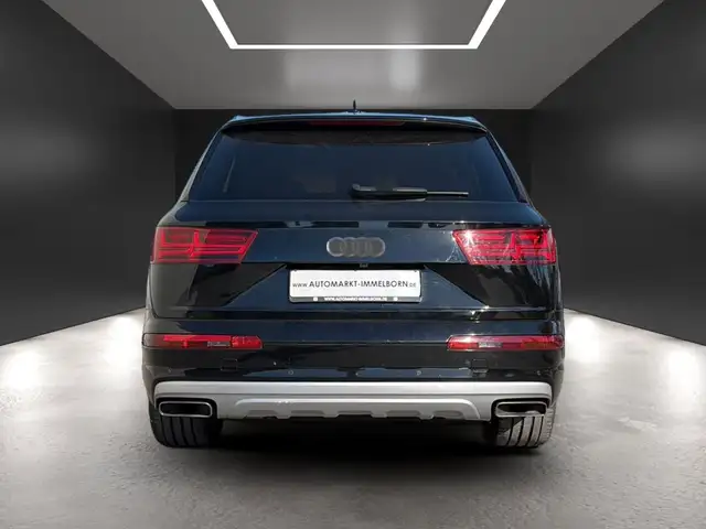 Audi Q7 view 9