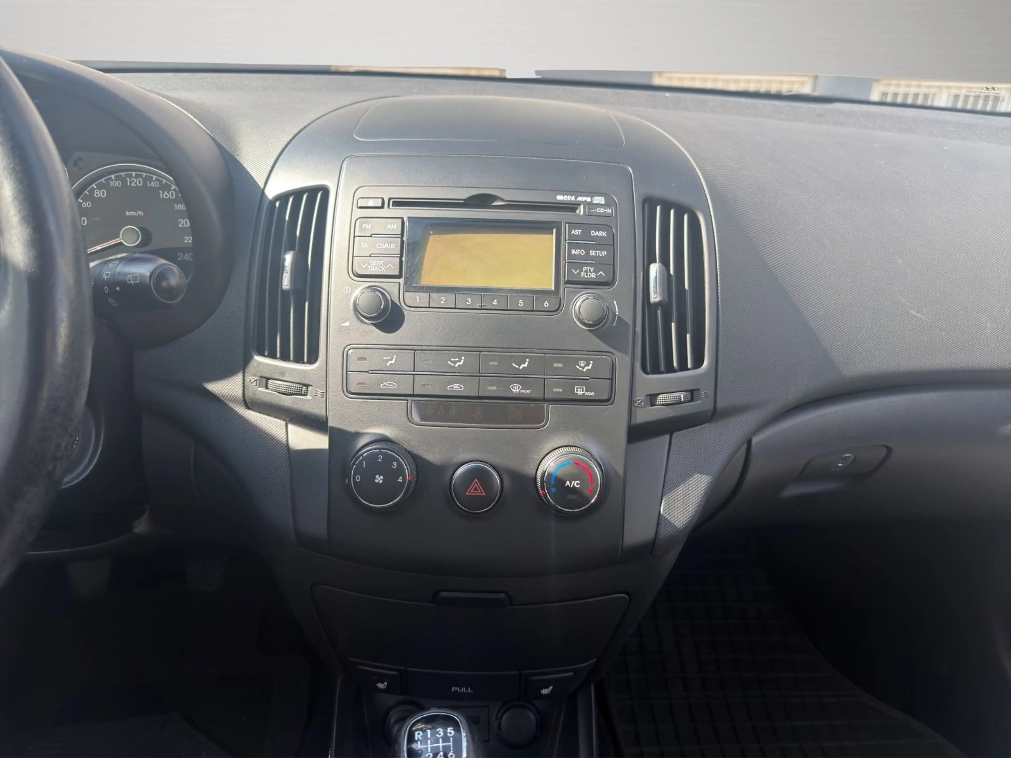 Hyundai i30 cw FIFA WM Edition *TÜV NEU*SHZ*KLIMA* — photo 13