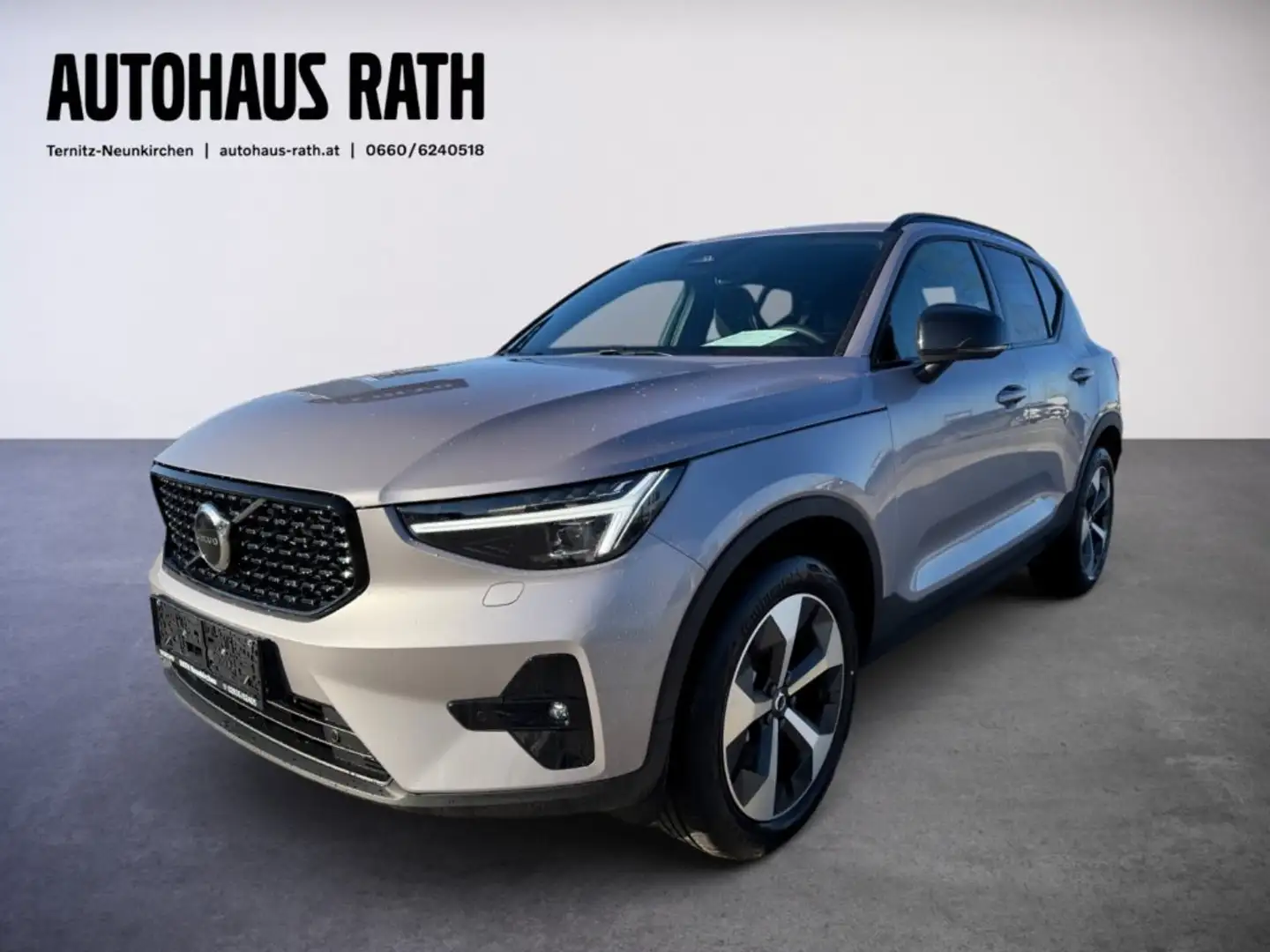 Volvo XC40 Plus, B3 Mild Hybrid, Benzin, Dark Silber - 1