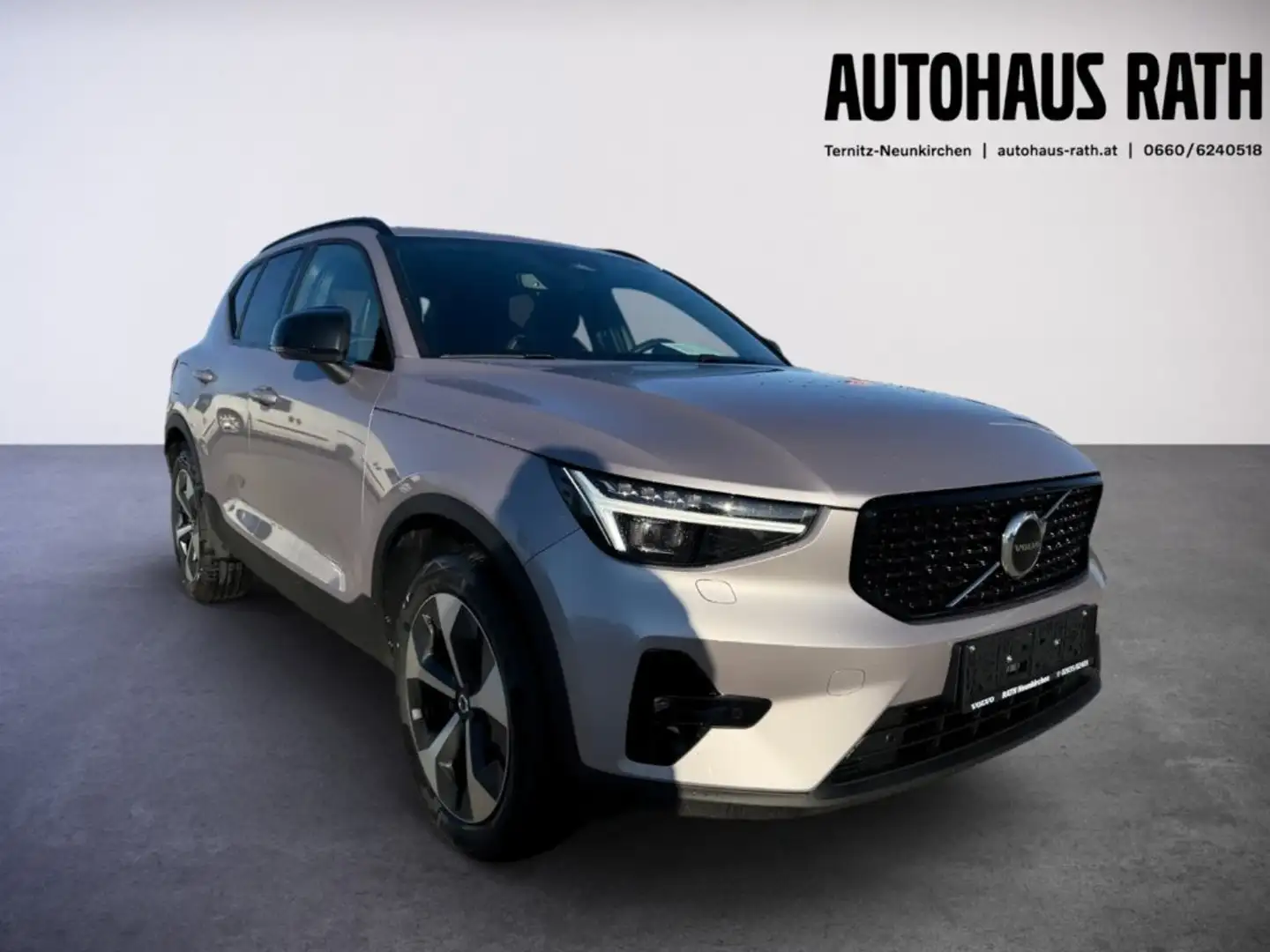 Volvo XC40 Plus, B3 Mild Hybrid, Benzin, Dark Silber - 2