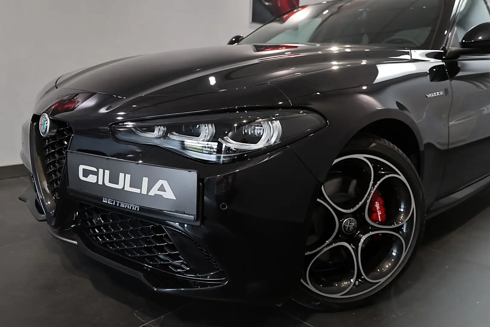 Alfa Romeo Giulia 2,2 16V 210PS AT8 Q4 VELOCE MY26 Schwarz - 2
