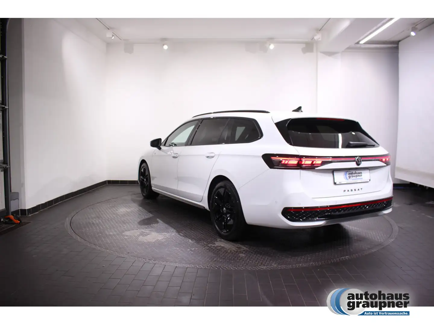 Volkswagen Passat 2.0 TDI DSG R-Line AHK ACC MATRIX-LED Weiß - 2