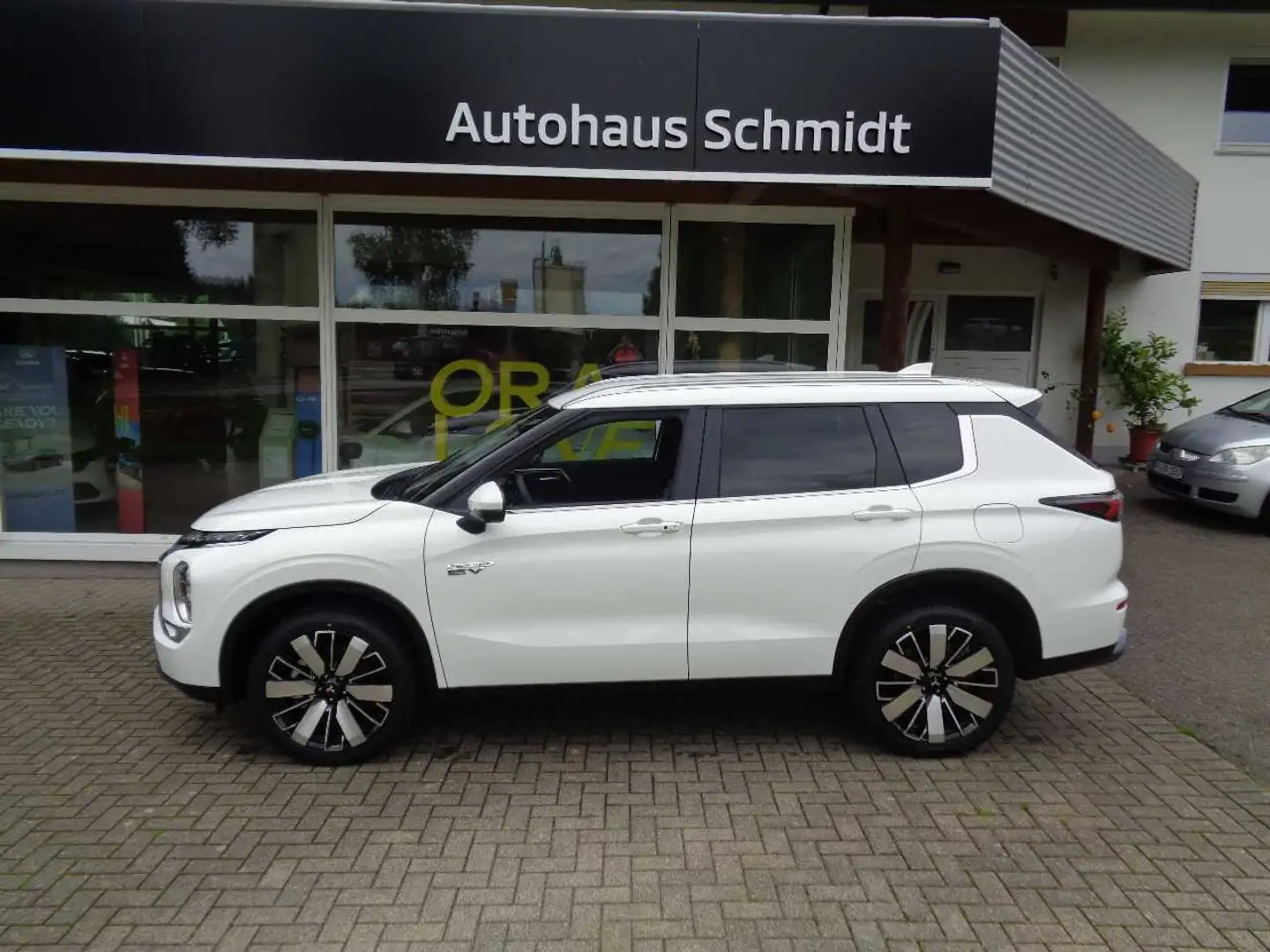 Mitsubishi Outlander 2.4L PHEV Intro NEW Weiß - 1