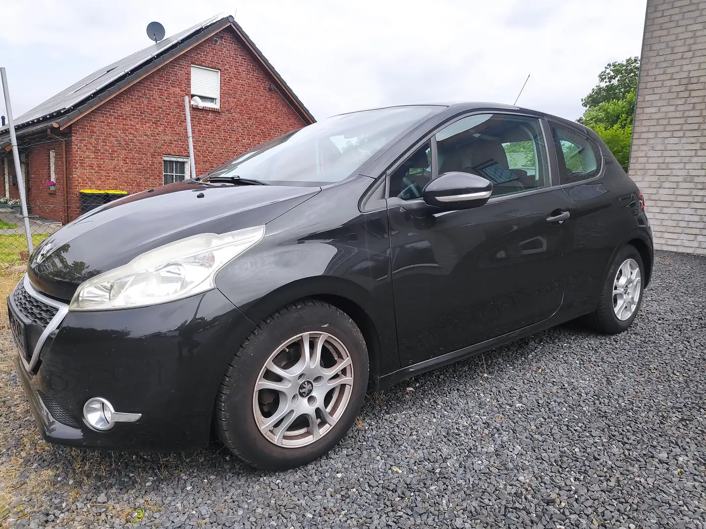 Peugeot 208 Access Schwarz - 2