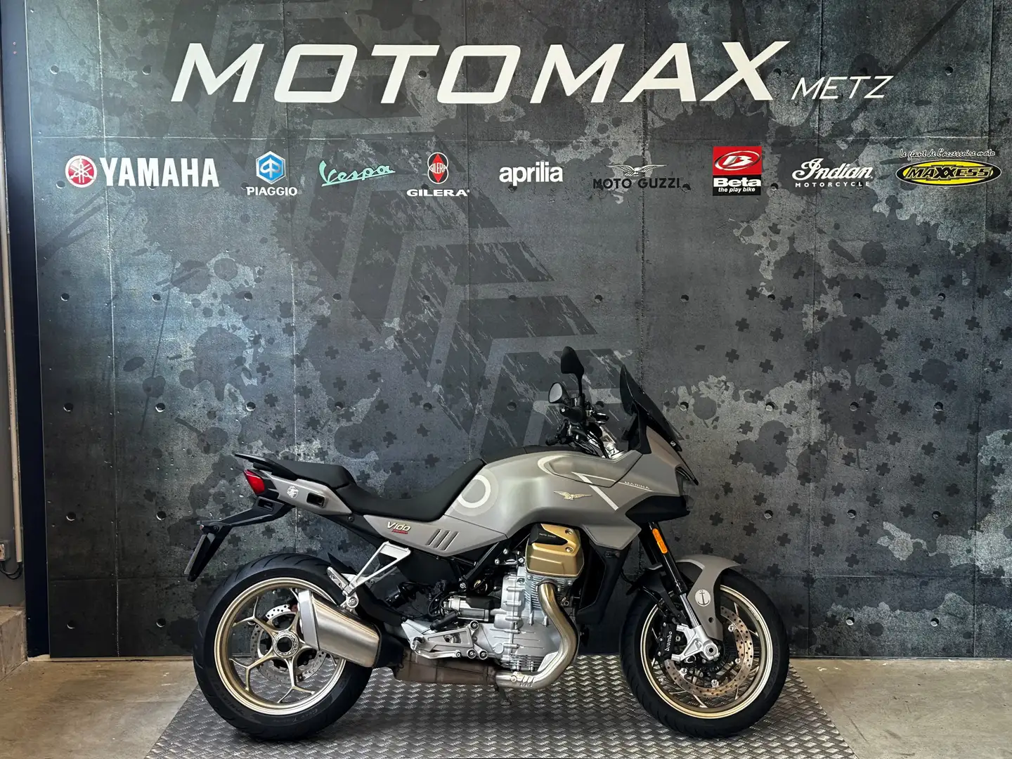 Moto Guzzi V 100 Gris - 1