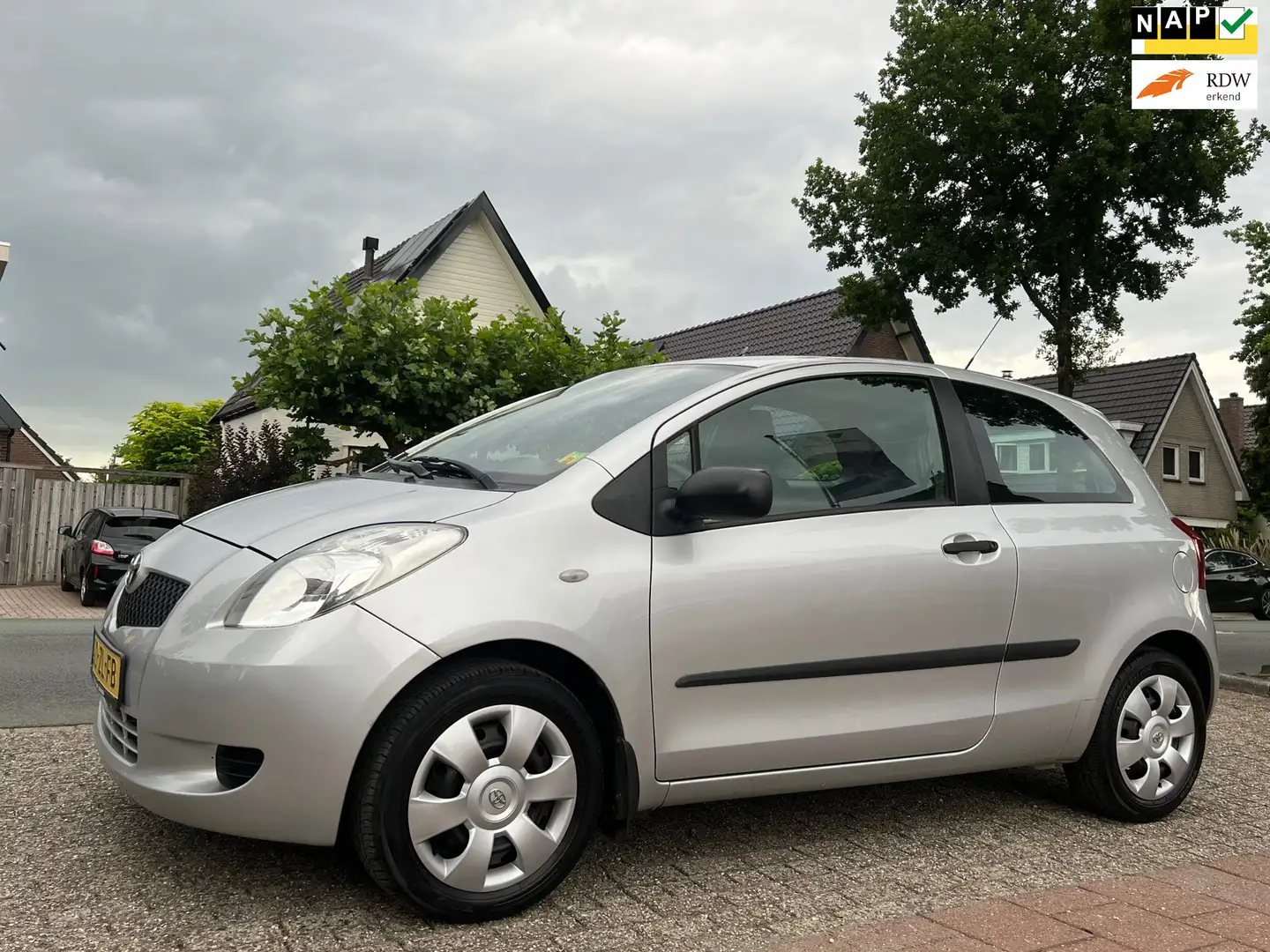 Toyota Yaris 1.3 VVTi Terra NL-AUTO-NAP. Grijs - 1