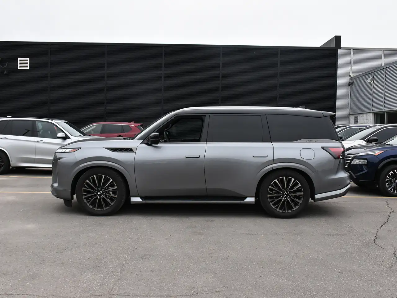 Infiniti QX80 снимка Infiniti QX80