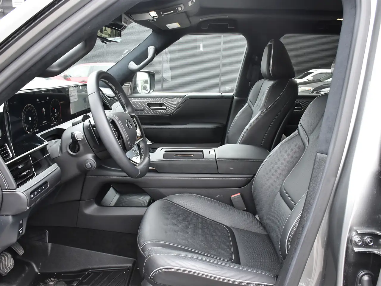 Infiniti QX80 снимка Infiniti QX80