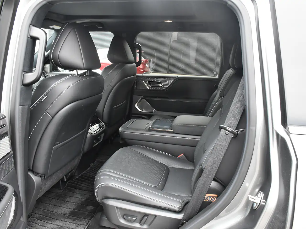 Infiniti QX80 снимка Infiniti QX80