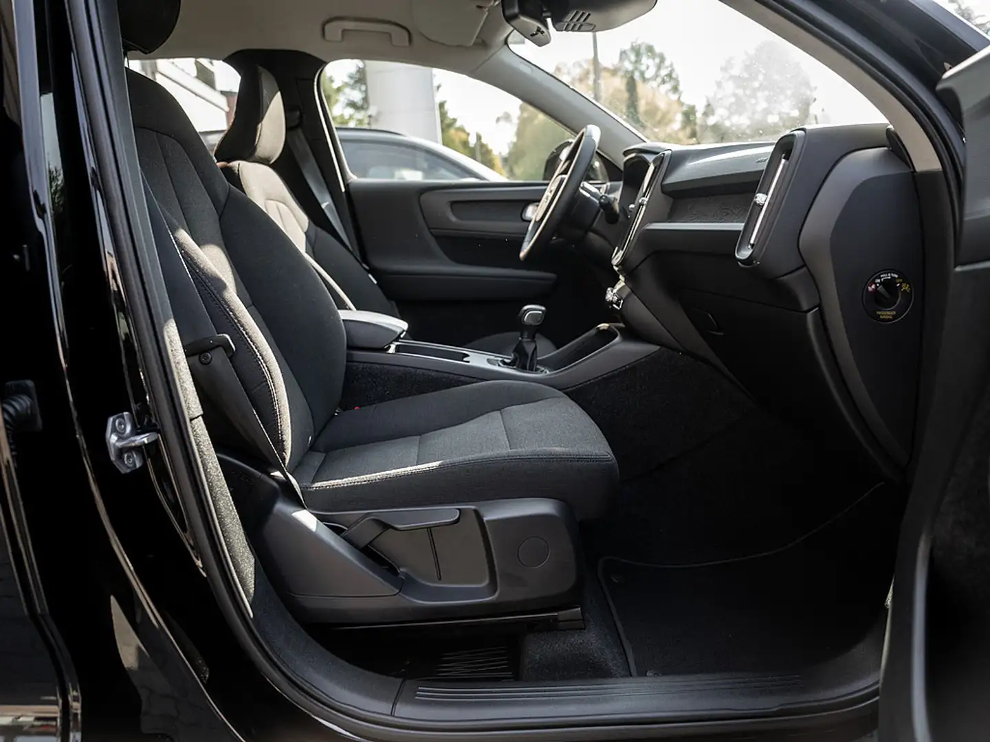 Volvo XC40 T2 Momentum Core Schwarz - 2