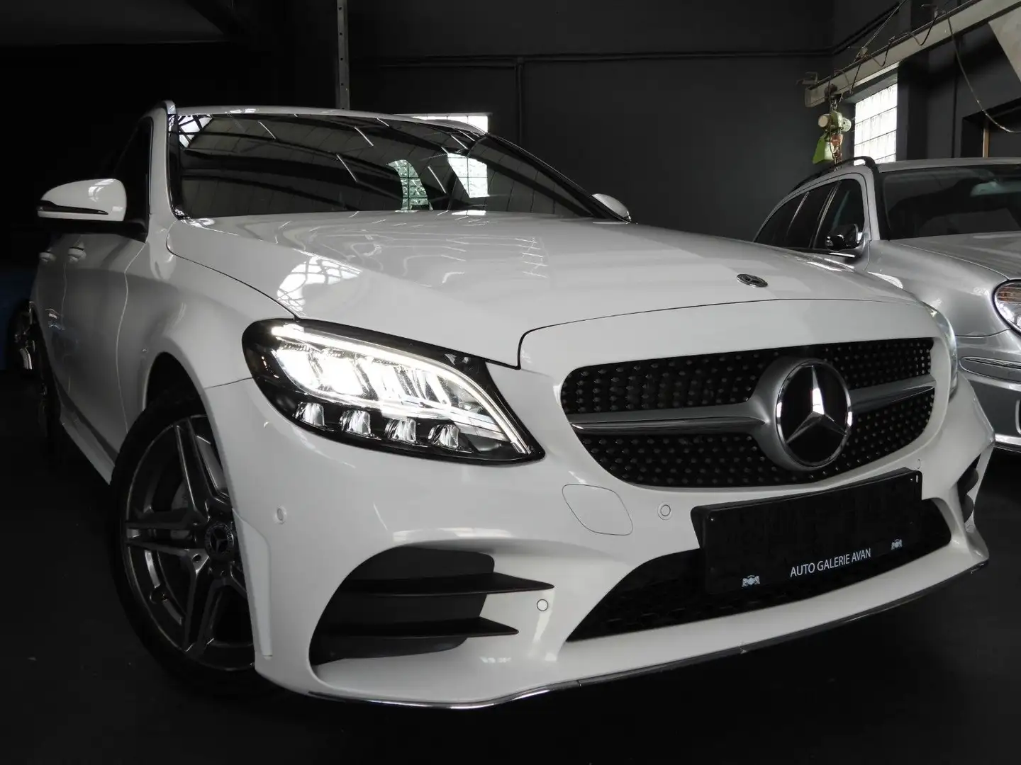 Mercedes-Benz C 180 T AMG-LINE Weiß - 1