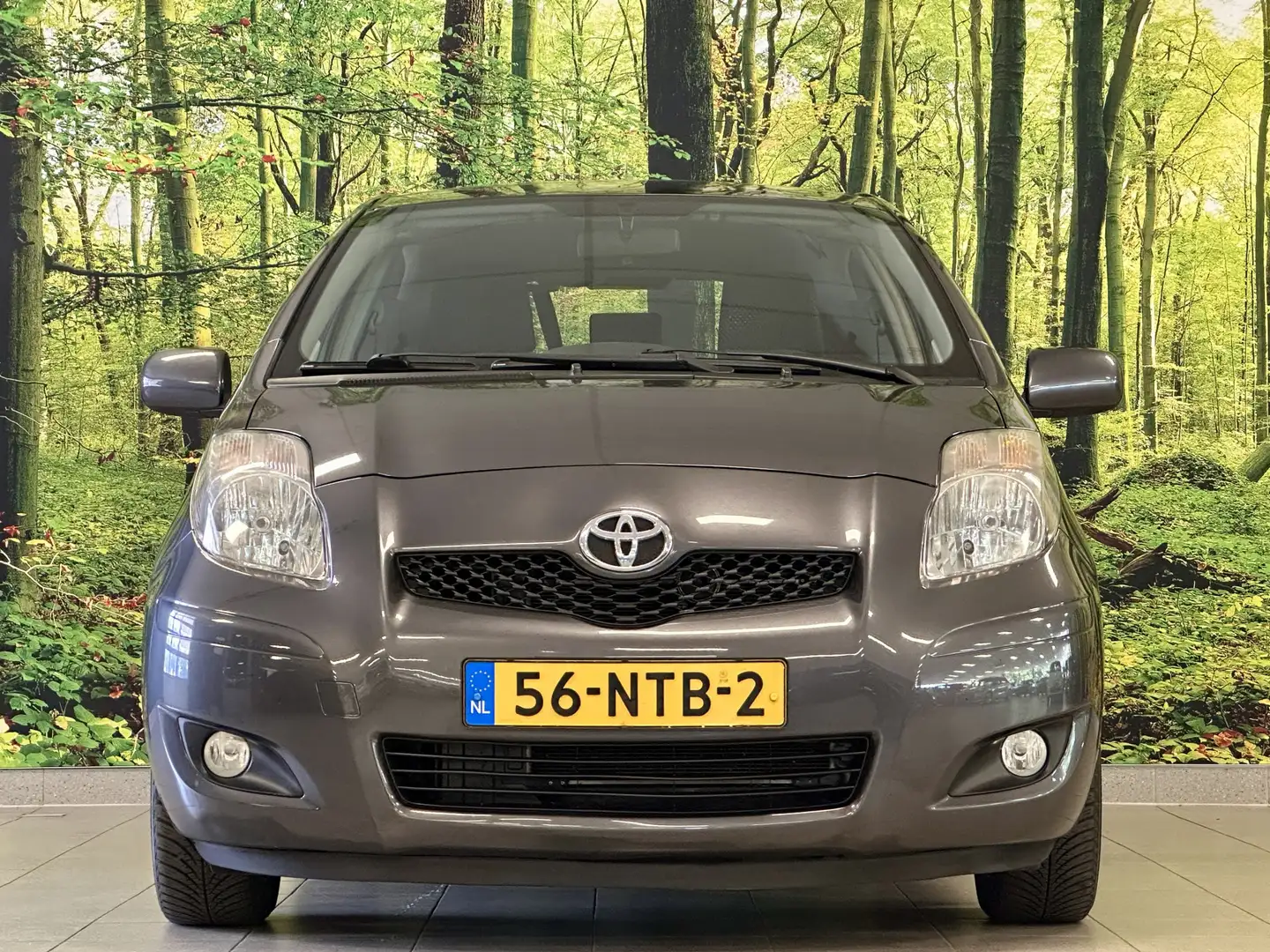 Toyota Yaris 1.3 VVTi Aspiration | Cruise Control | Airconditio Grijs - 2