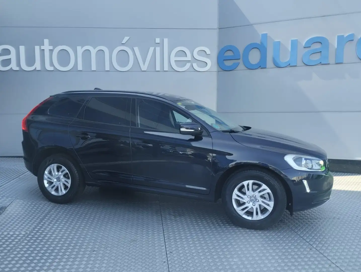 Volvo XC60 D3 Kinetic 150 Negro - 1