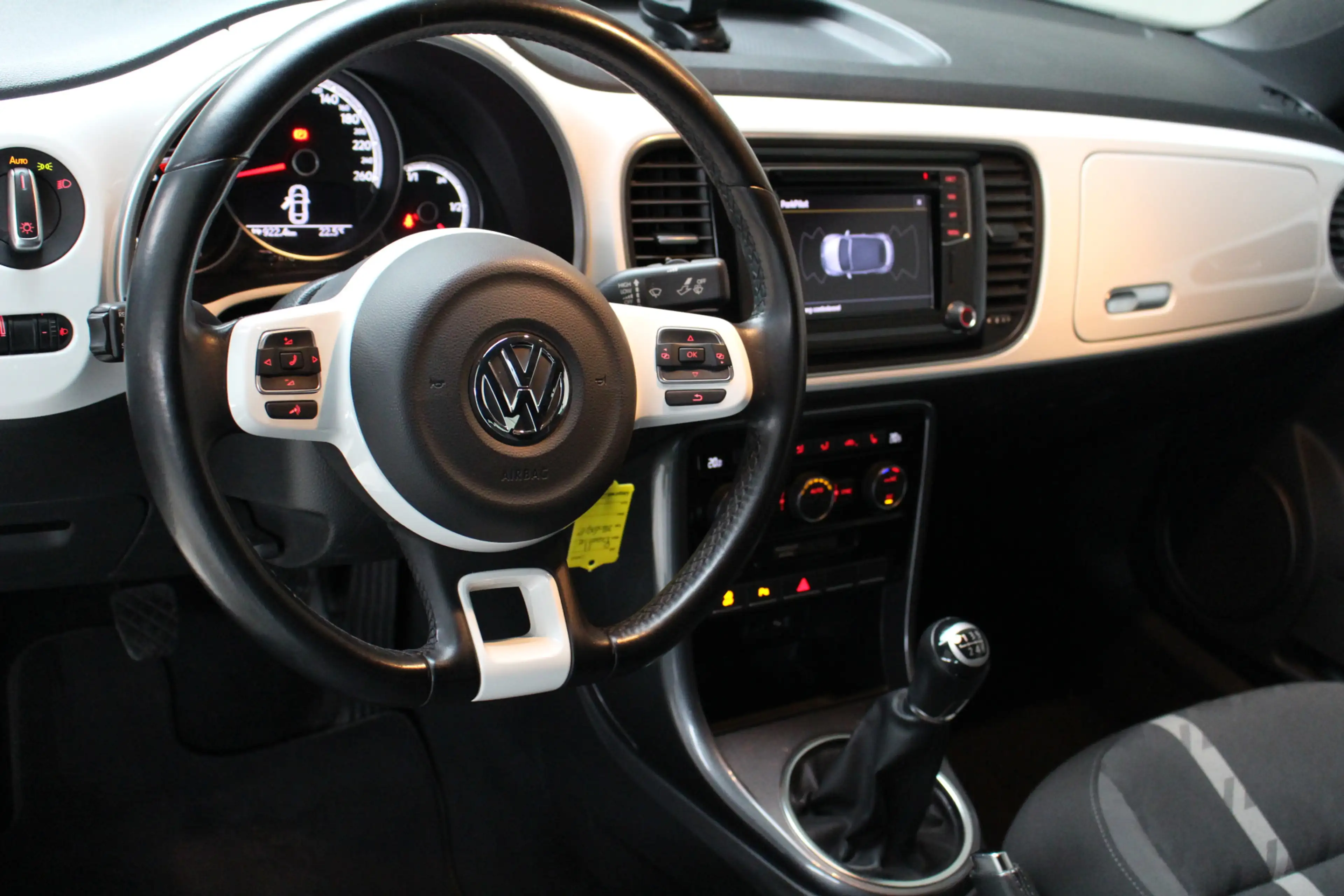 Volkswagen Beetle Cabriolet 1.2 TSI 105pk handgeschakeld | Navigatie — photo 11