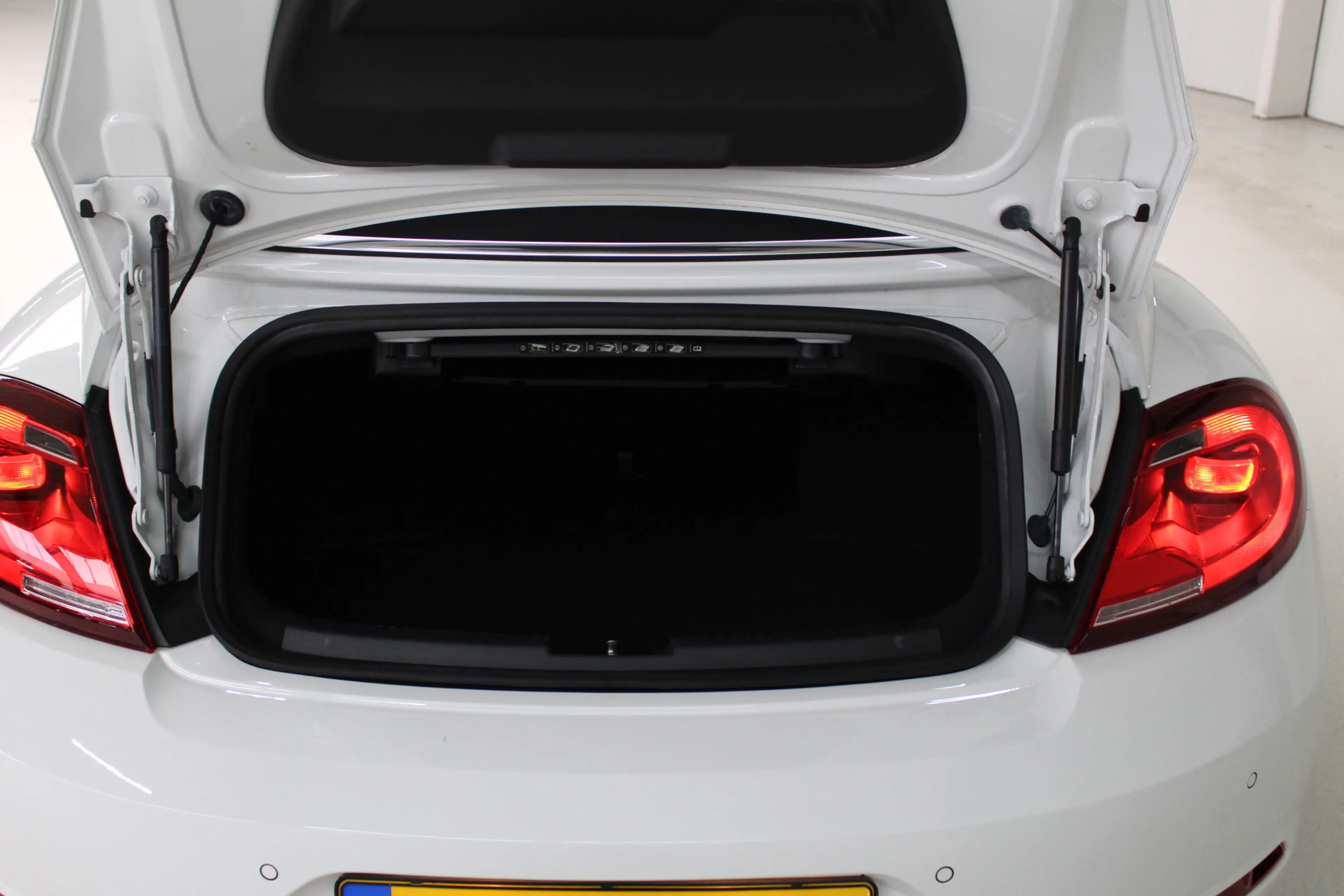 Volkswagen Beetle Cabriolet 1.2 TSI 105pk handgeschakeld | Navigatie — photo 25