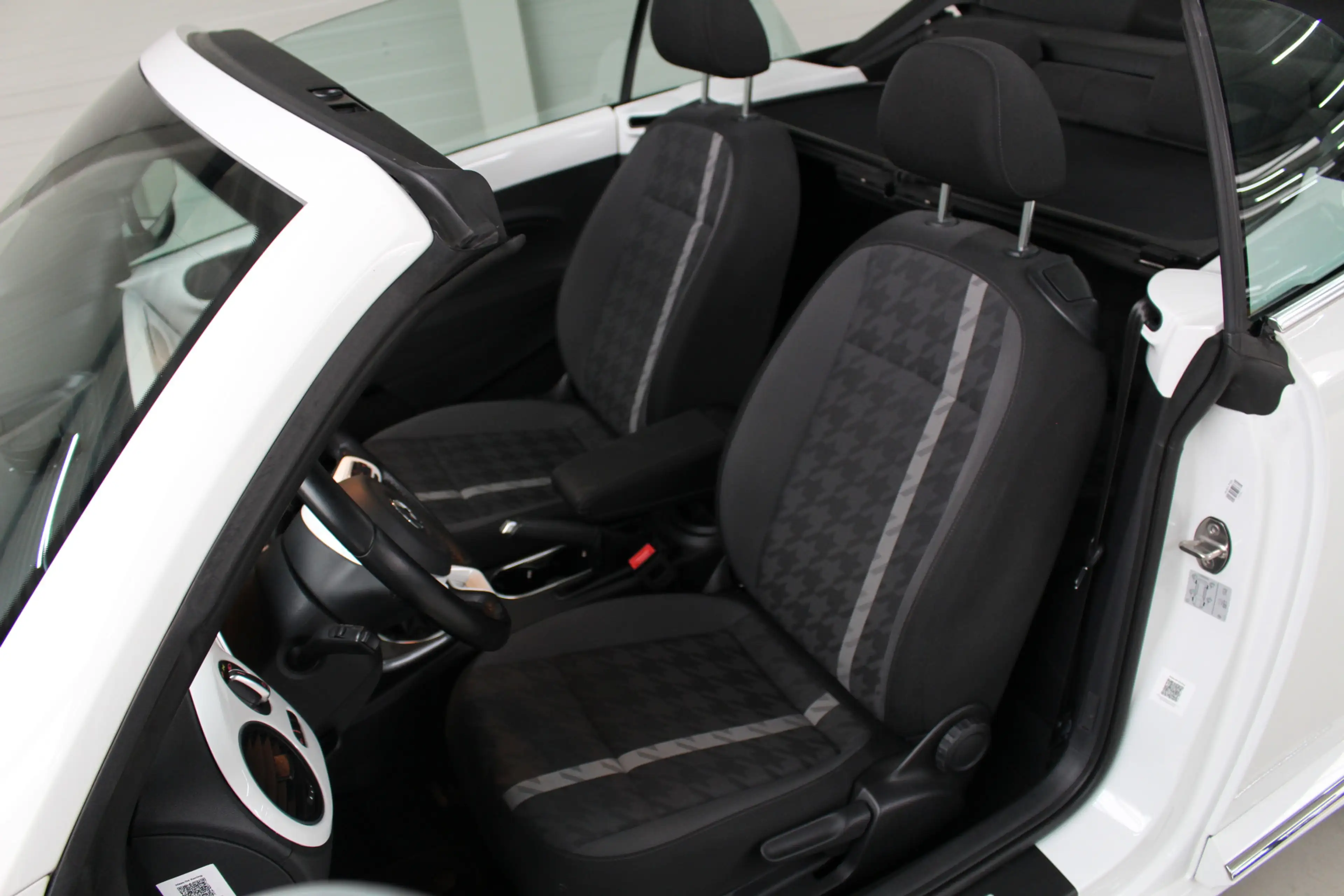 Volkswagen Beetle Cabriolet 1.2 TSI 105pk handgeschakeld | Navigatie — photo 13