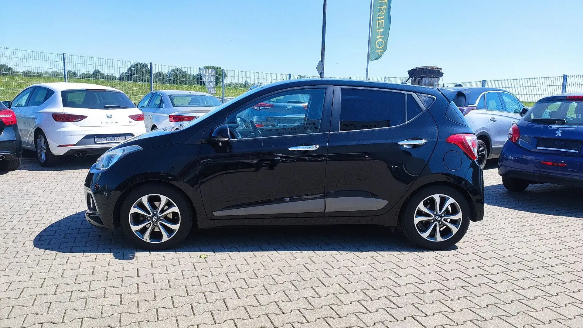 Hyundai i10 87PS Style Klimaautom.+Lenk+SHZ+BT+ALU+WR+SH Schwarz - 2