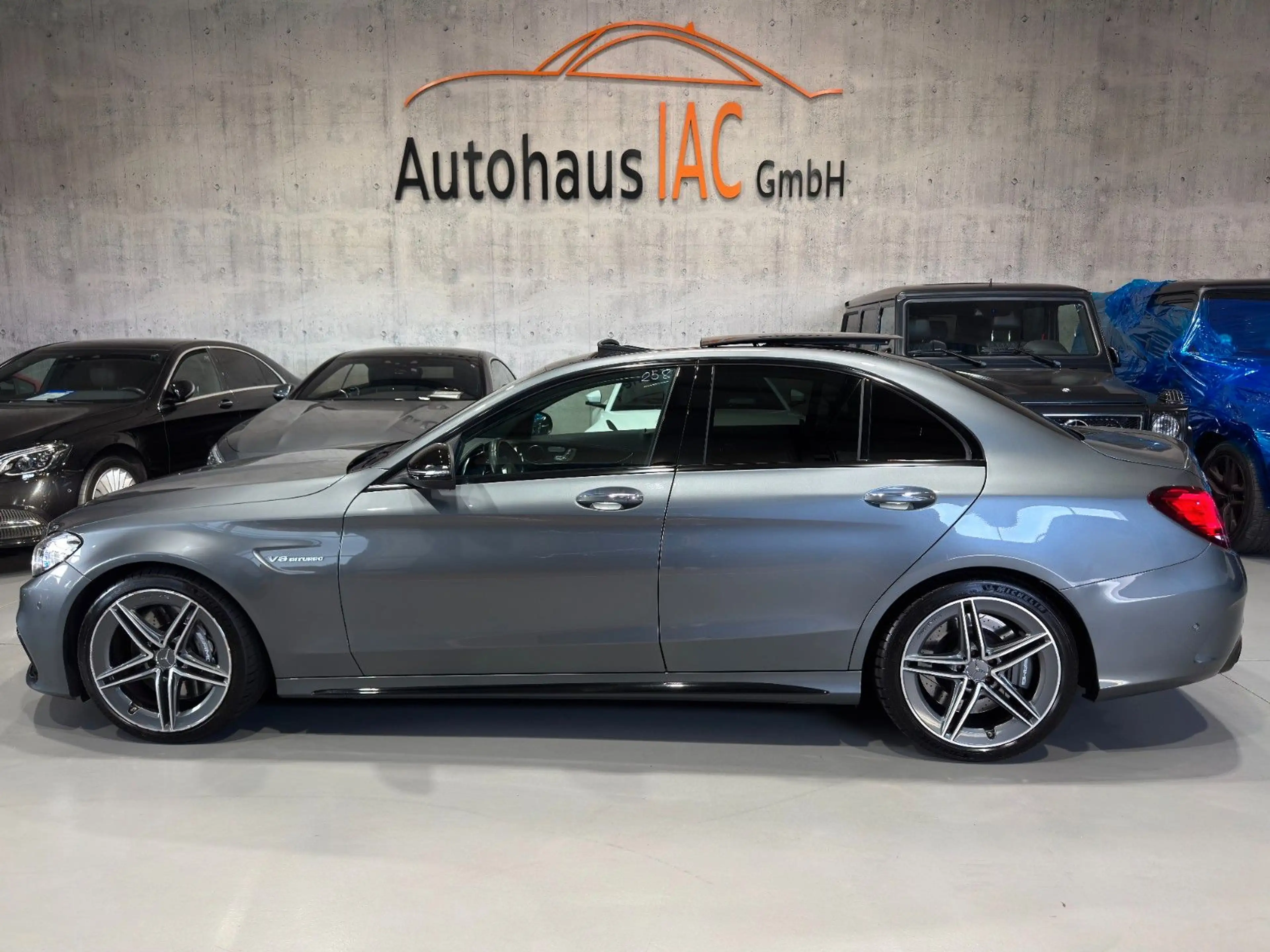 Mercedes-Benz C 63 AMG /LIM/PANO/NAVI/VOLLDIGIT/LED/RFK/PERFORM — photo 6