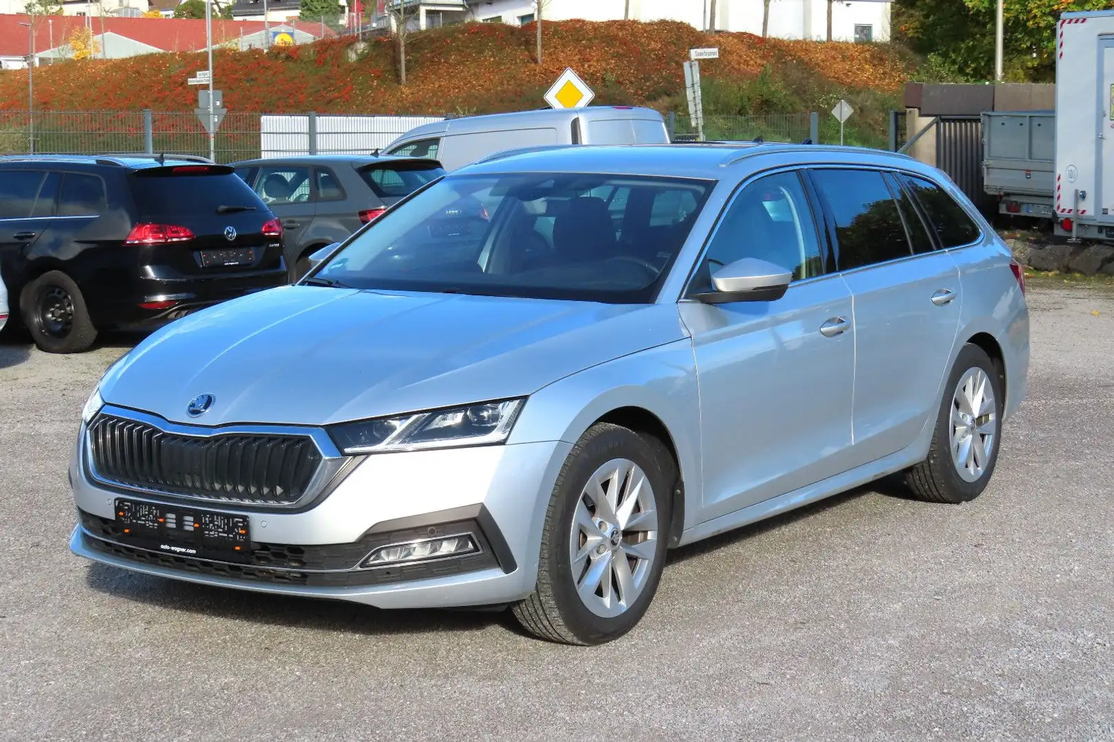 Skoda Octavia Combi DSG 4x4 Navi HeadUp VirtualCockpit Silber - 1