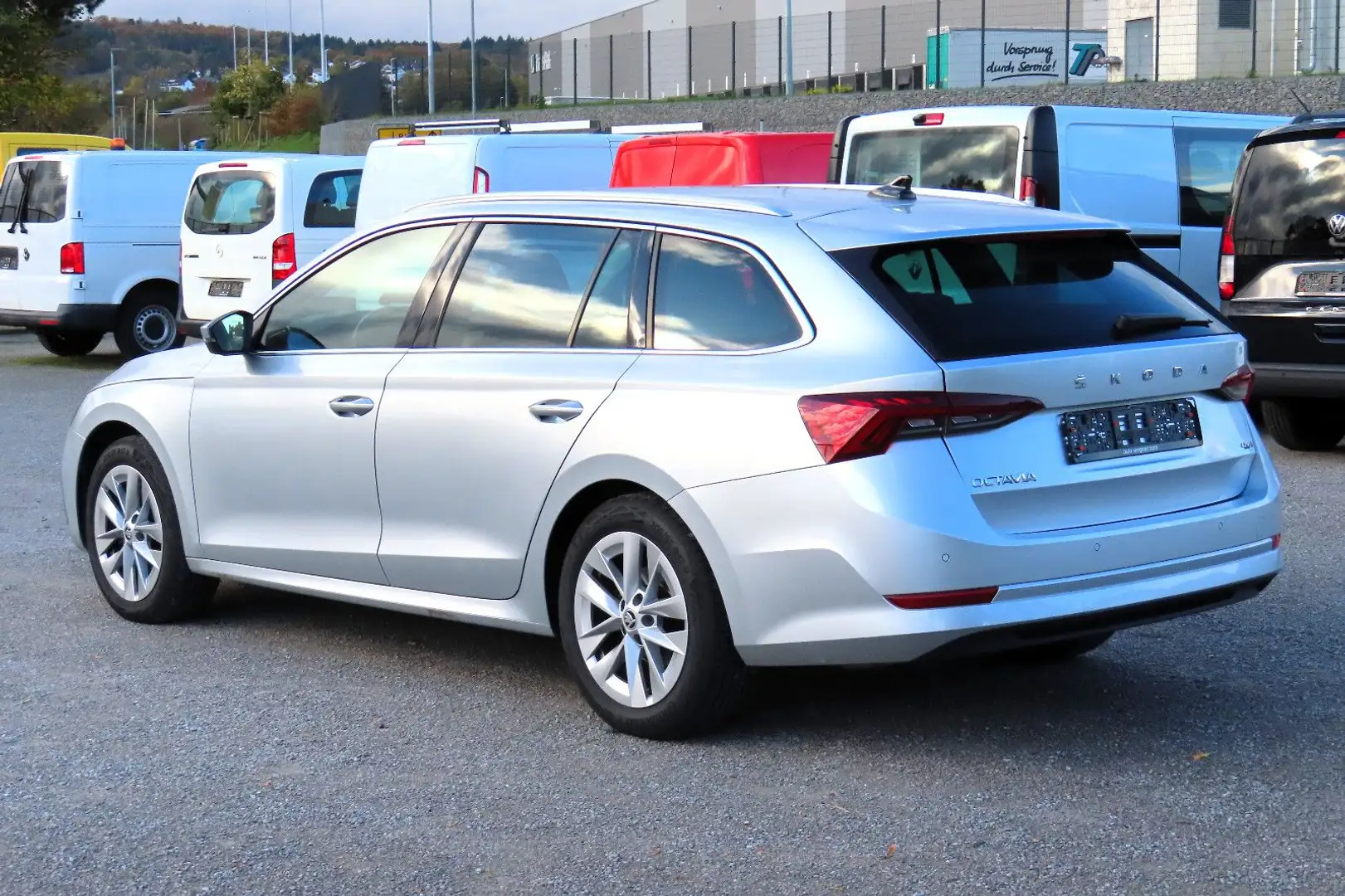 Skoda Octavia Combi DSG 4x4 Navi HeadUp VirtualCockpit Silber - 2