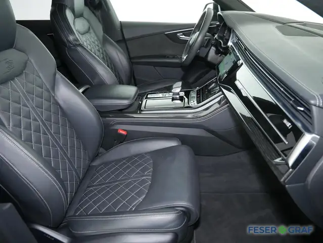 Audi Q8 view 6