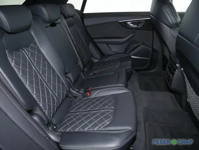 Audi Q8 view 7
