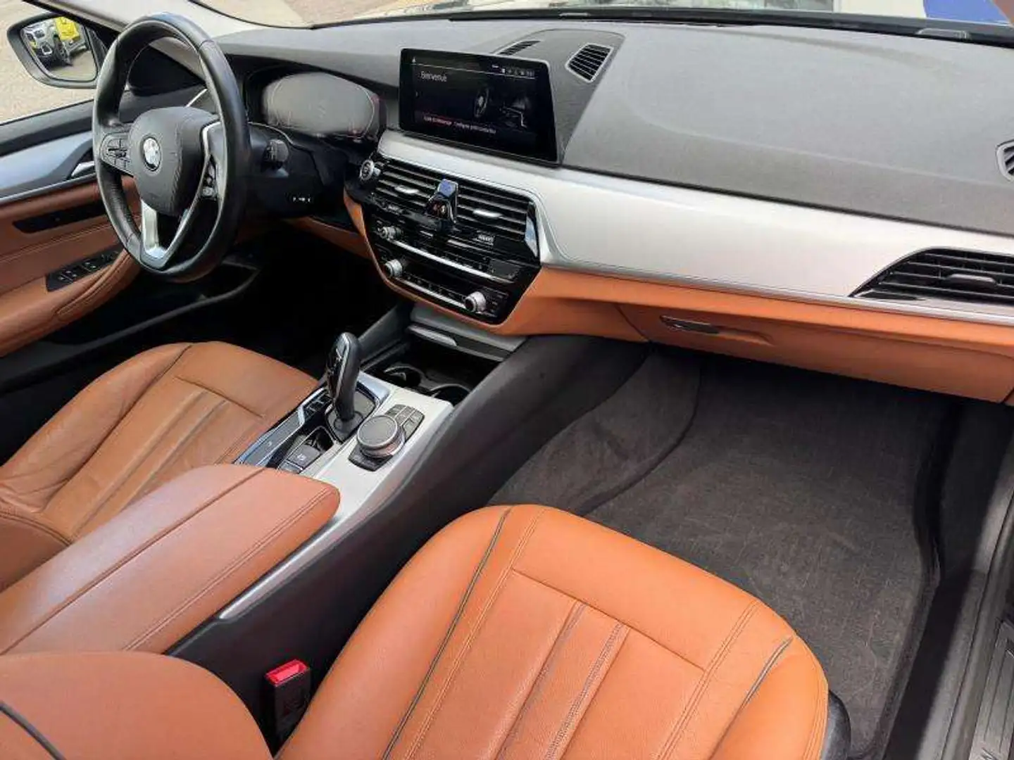 BMW 520 Touring / Toit Ouvrant / MHEV Gris - 2
