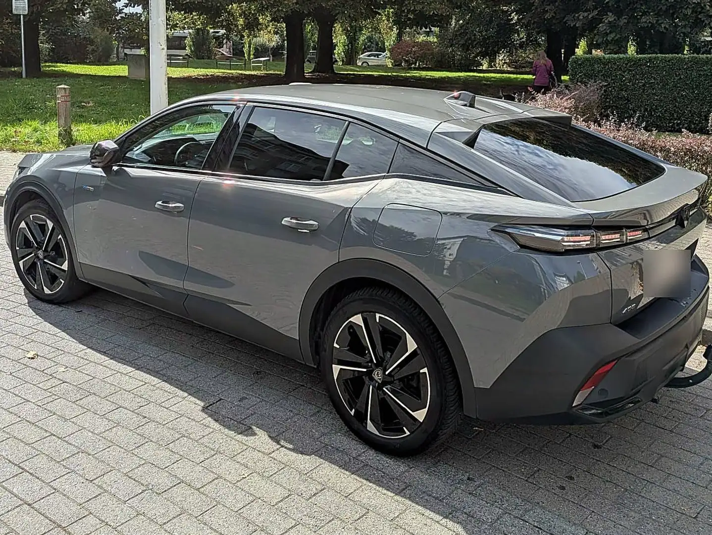 Peugeot 408 408 1.6 Plug-in Hybrid 180 e-EAT8 Allure Pack – Gris Sélénium – Caméras 360° – Attelage Gris - 2