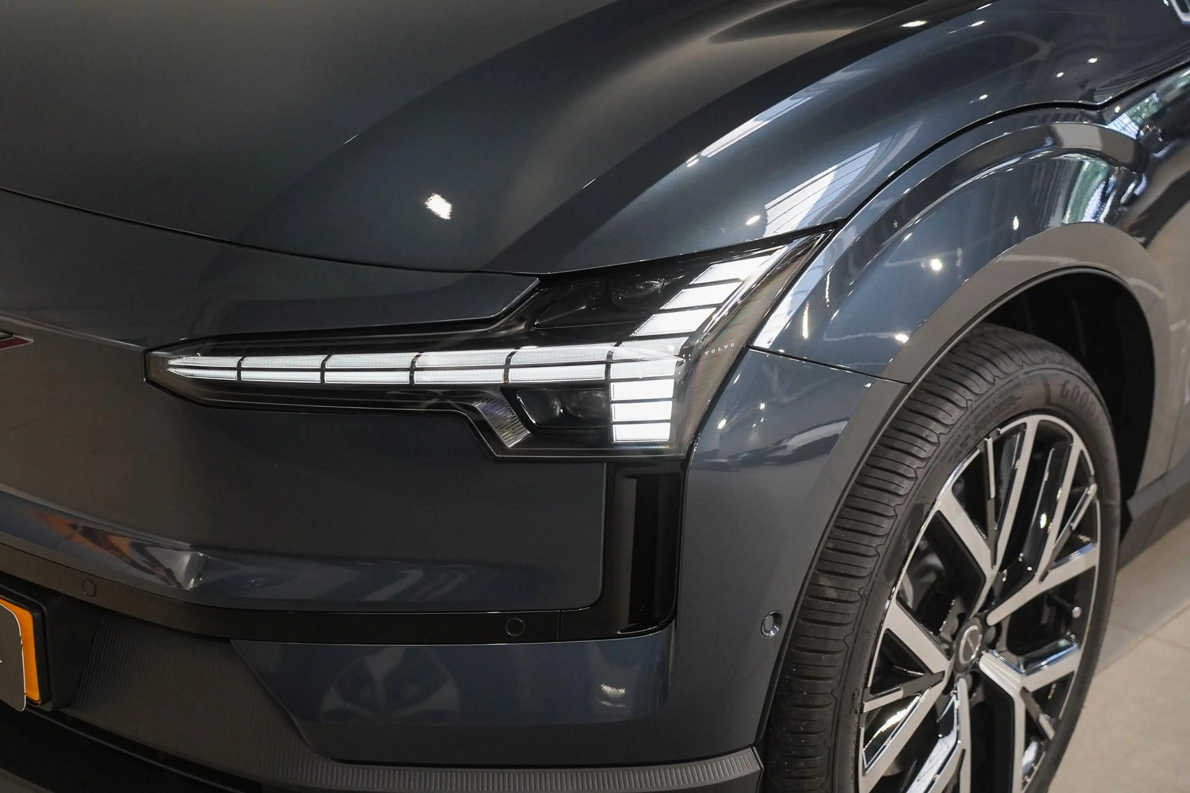 Volvo EX30 P8 AWD Ultra Black Edition Europa 69 kWh 428pk | H — photo 4