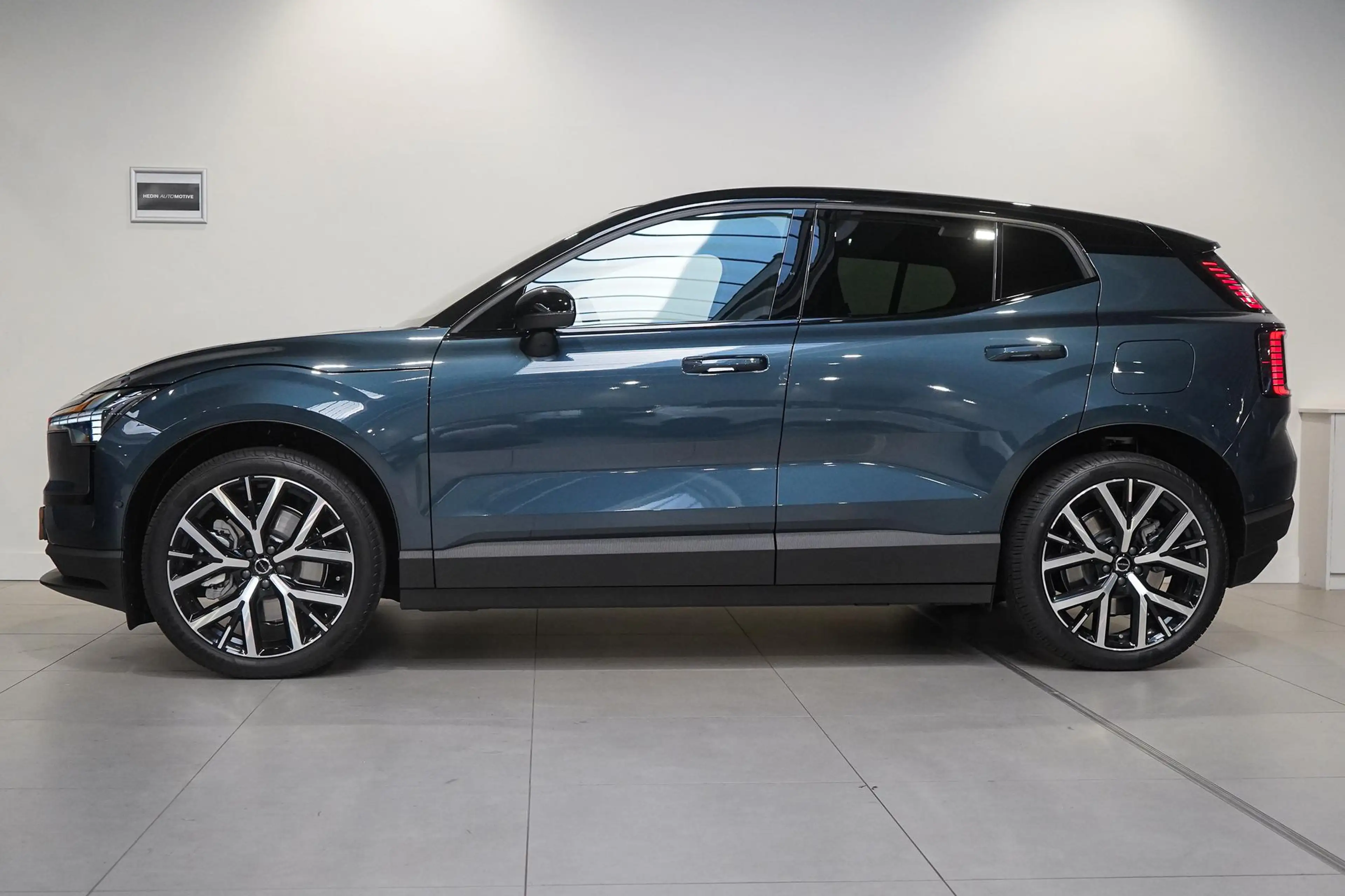 Volvo EX30 P8 AWD Ultra Black Edition Europa 69 kWh 428pk | H — photo 3
