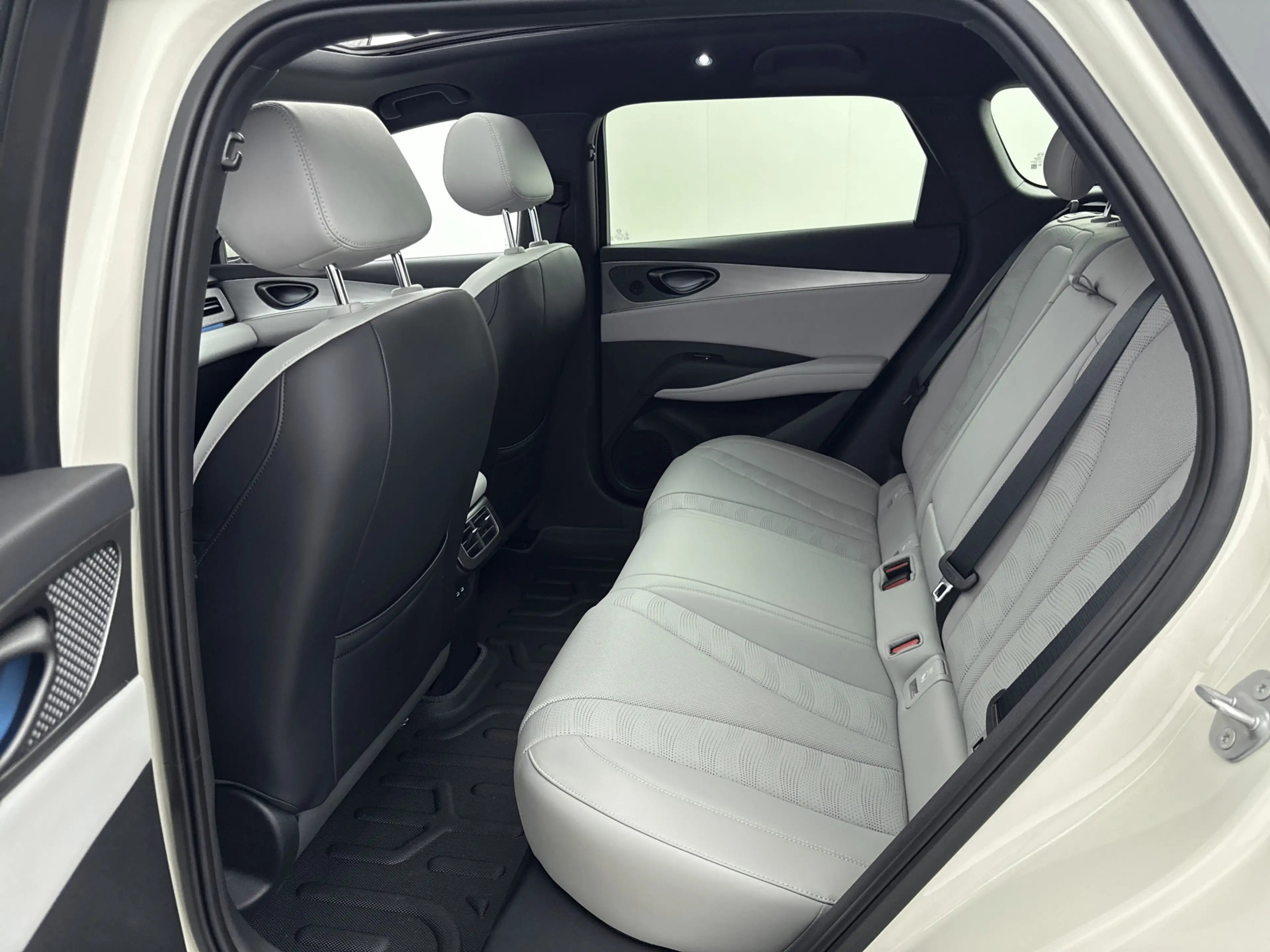 BYD Seal 6 Touring - 1.5 DM-i Comfort // SCHUIFKANTELDAK // 1 — photo 5