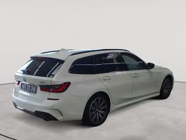 BMW 3 Series view 4