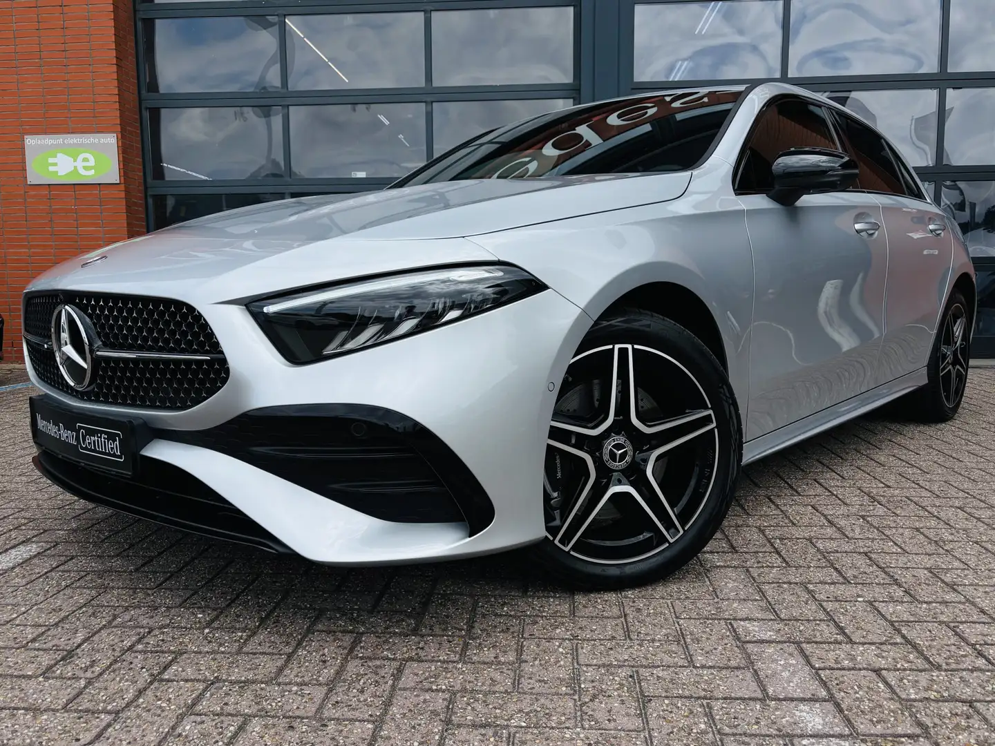 Mercedes-Benz A 250 A e AMG Line | Nightpakket | Dodehoekassistent | A Argent - 2