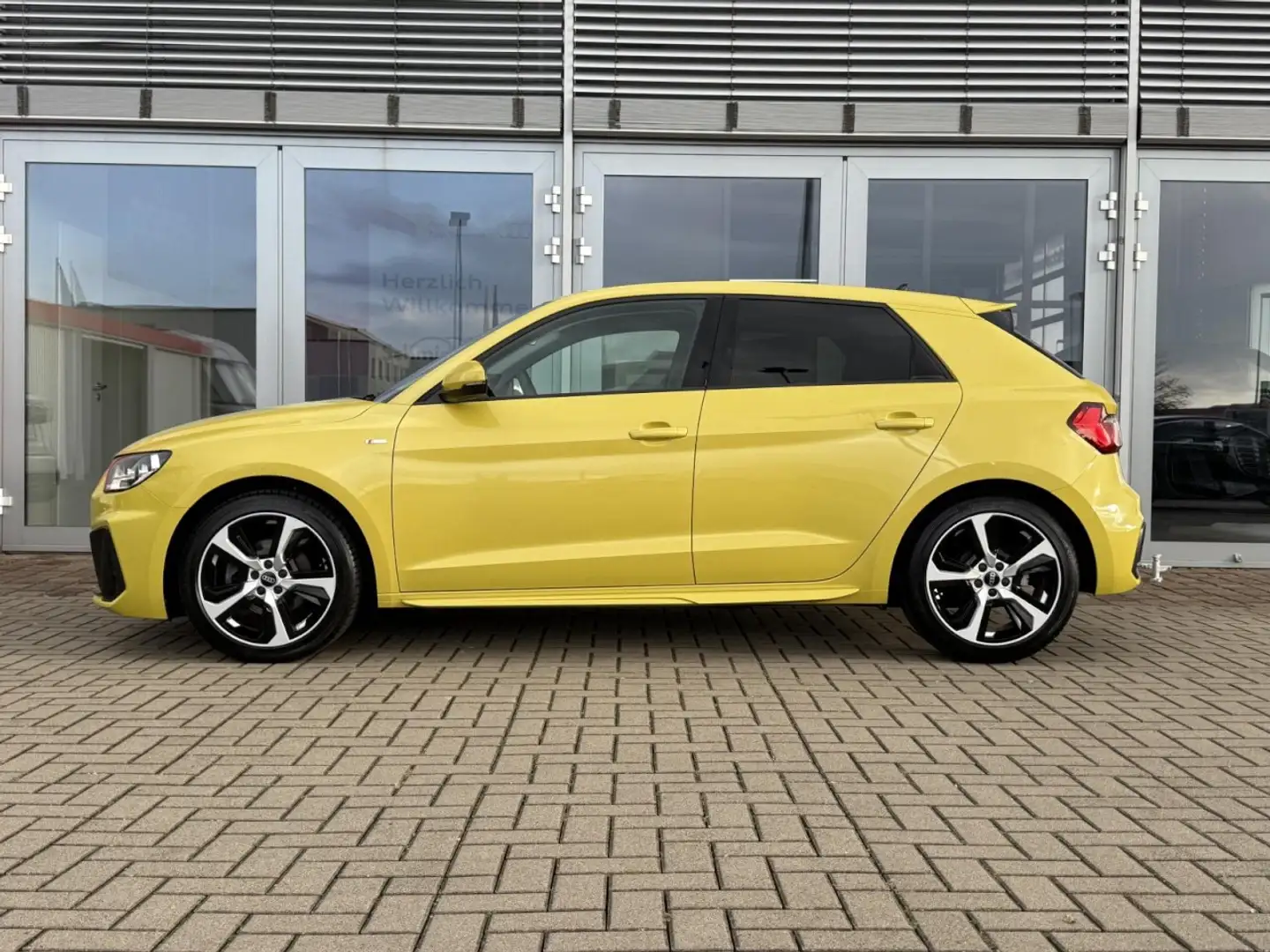 Audi A1 Sportback 1.0 TFSI S line S-tronic VIRTUAL, Klima Gelb - 2