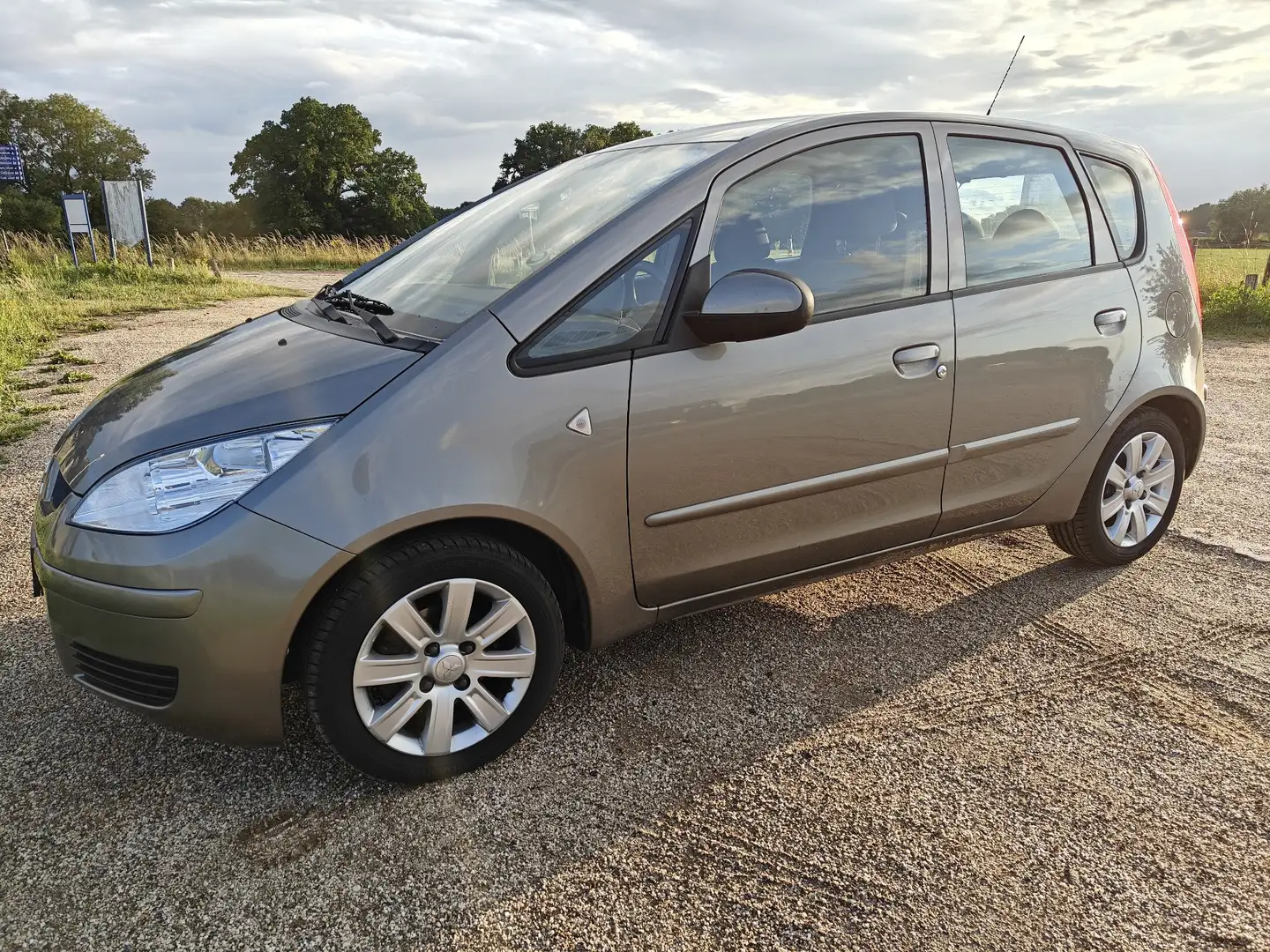 Mitsubishi Colt 1.3 Invite+ Beige - 1