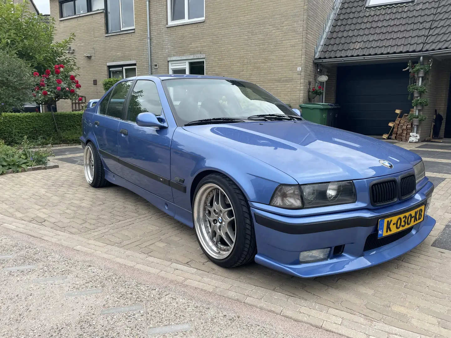 BMW 325 325i LEES BESCHRIJVING Blauw - 1