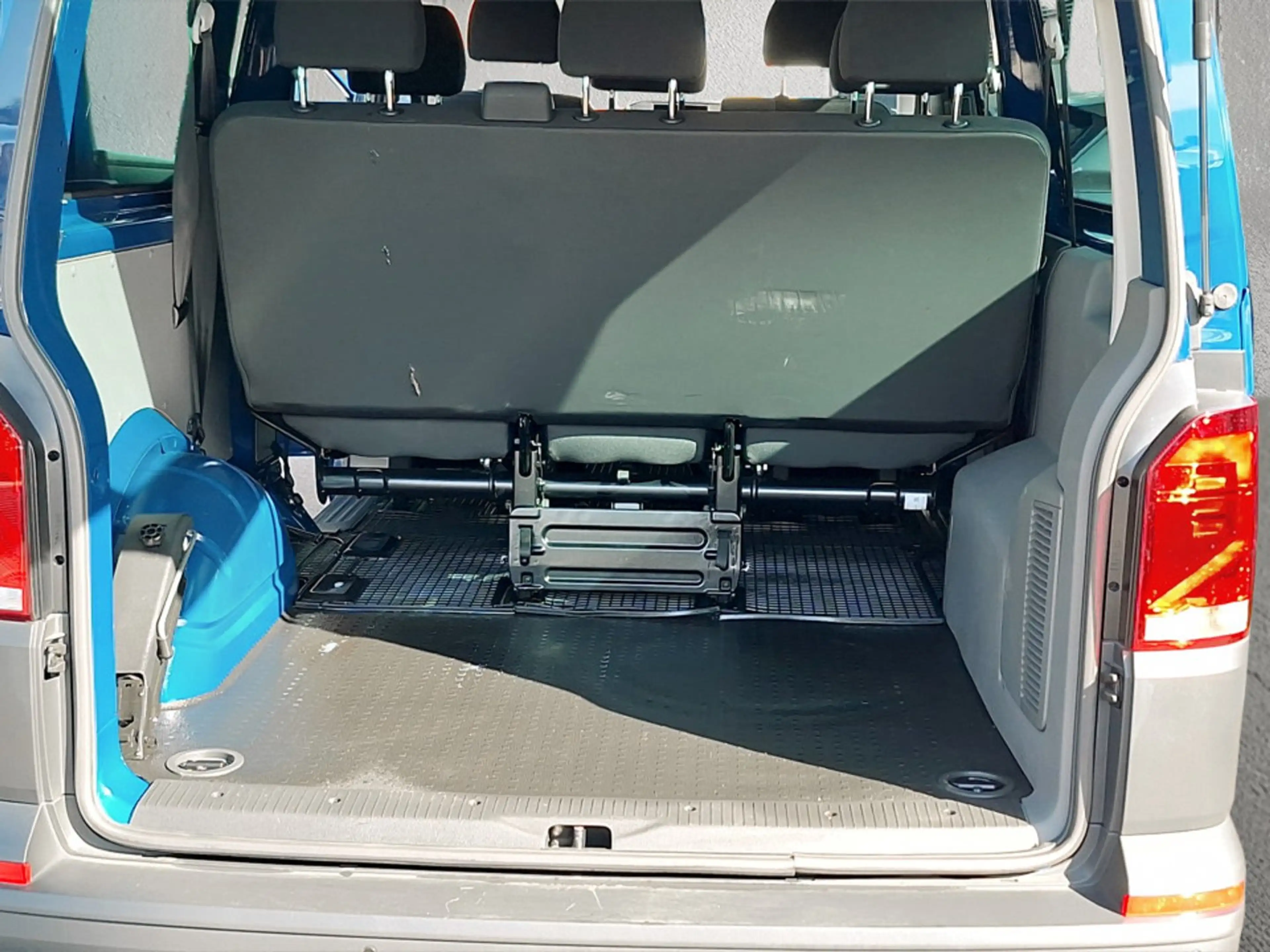 Volkswagen T6.1 Transporter Kombi LR TDI 4MOTION — photo 13