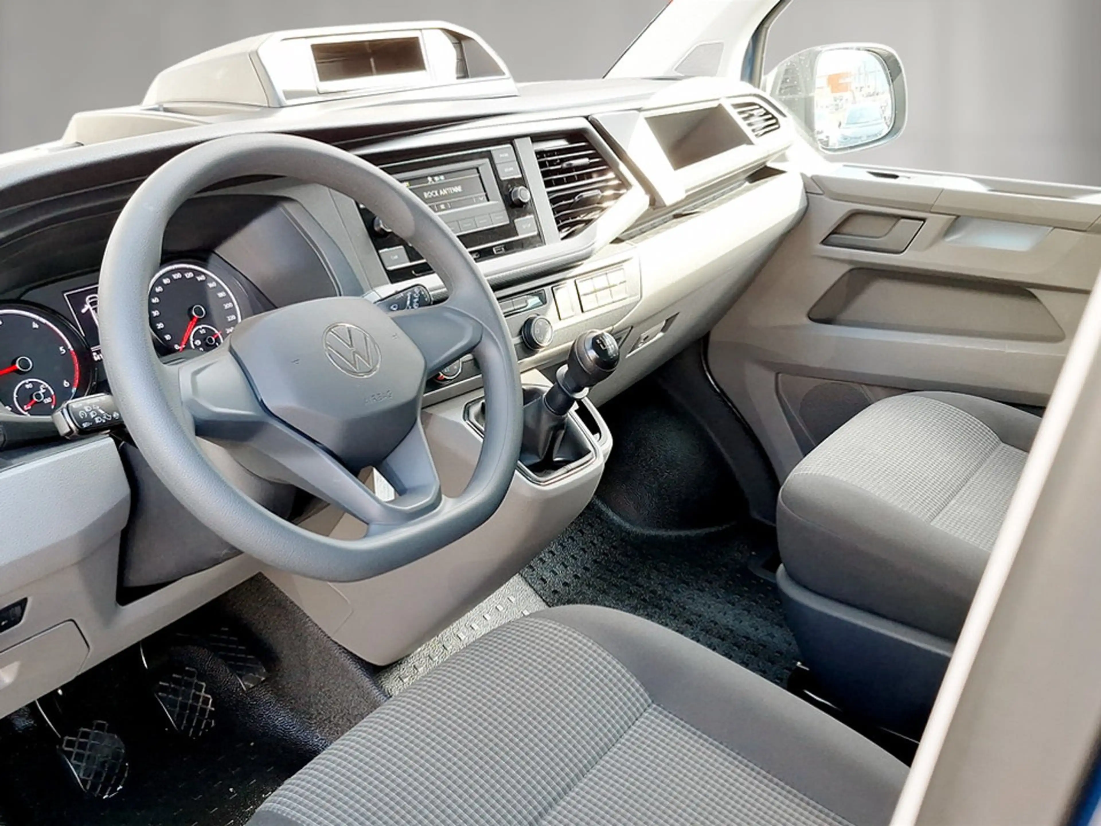 Volkswagen T6.1 Transporter Kombi LR TDI 4MOTION — photo 7