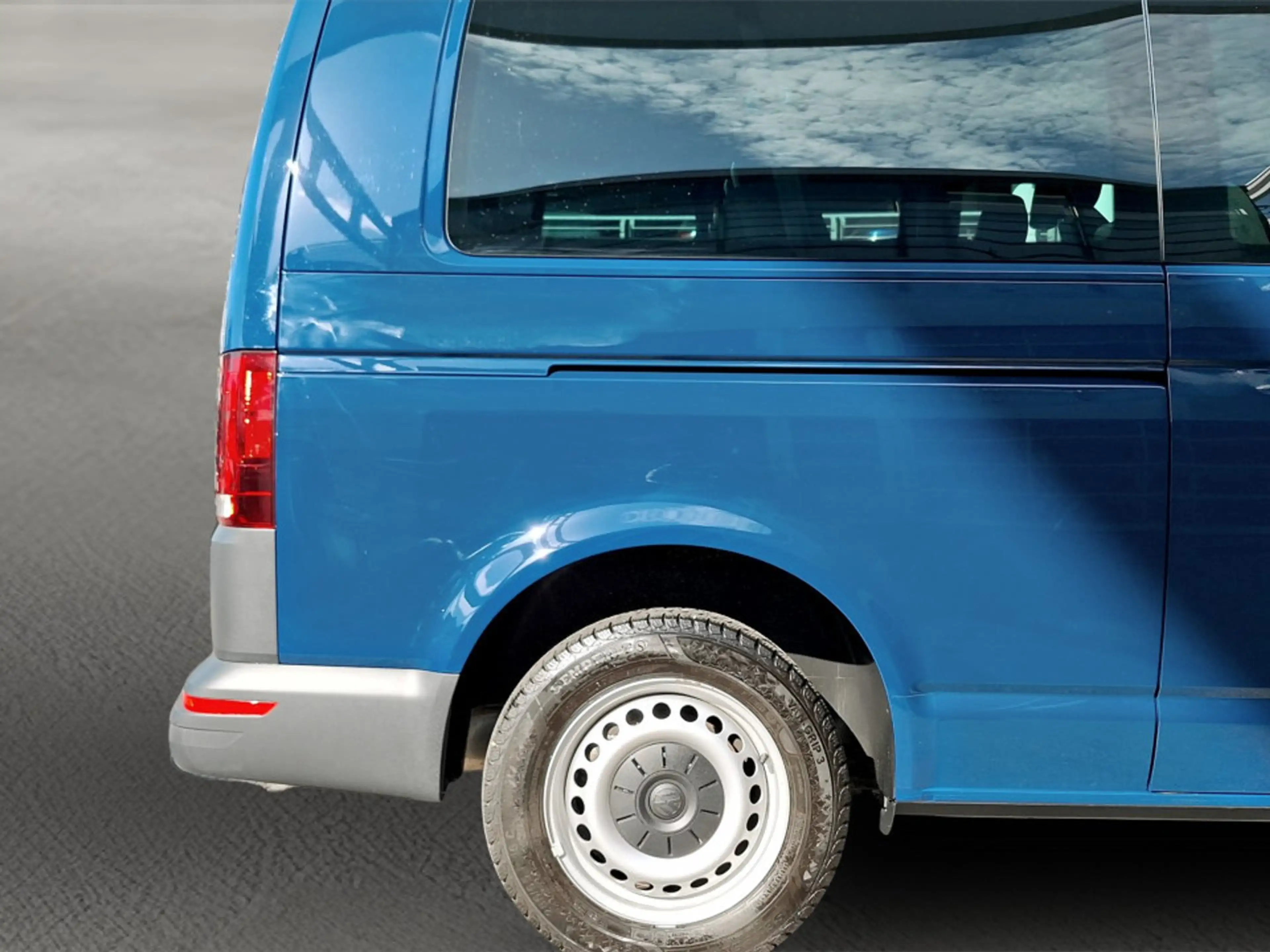 Volkswagen T6.1 Transporter Kombi LR TDI 4MOTION — photo 6